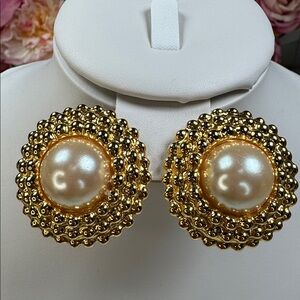 VINTAGE PEARL GOLD TONE ARRINGS
